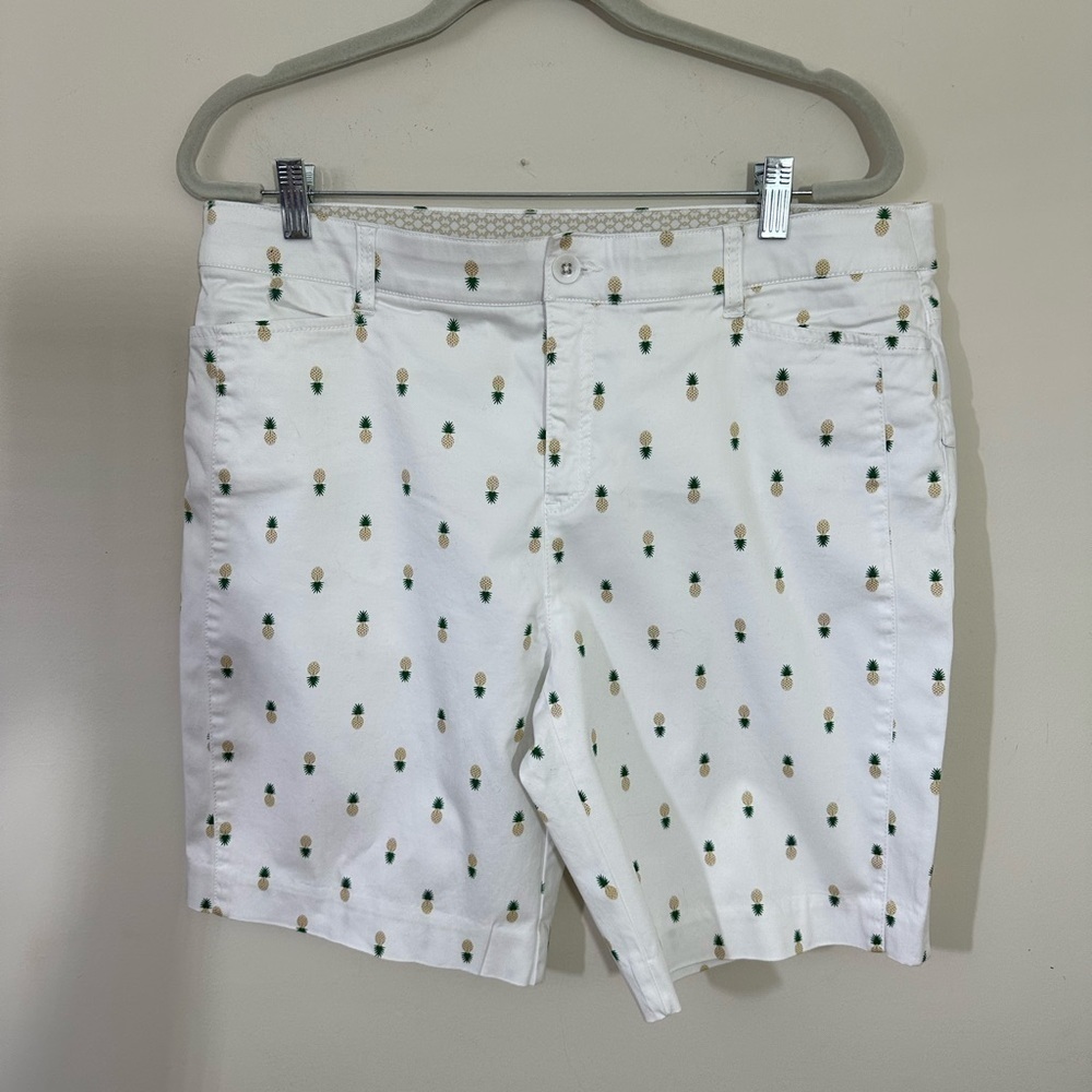 Intro. ❤️ sz 14   Love The Fit Bermuda shorts in white pineapple print